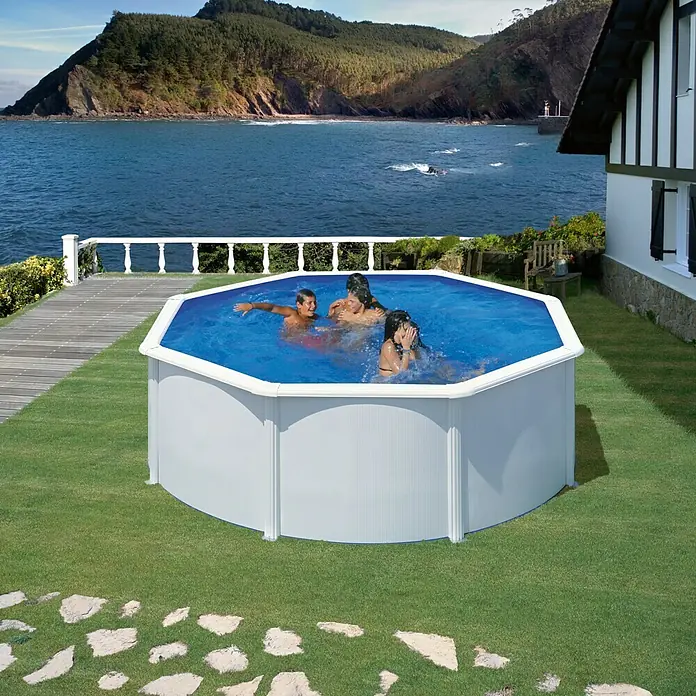 Gre Piscina de acero desmontable Fidji - Ø x Al: 350 x 120 cm, Blanco, 10.102 l - Esta imagen muestra una piscina redonda elevada y elegante en un jardín, con gente disfrutando. Perfecto para la diversión de verano.