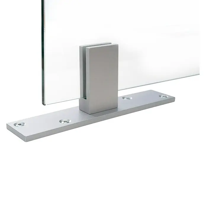 Room Plaza Standfuß - 200 x 40 mm, Silber, Passend für: Room Plaza Hygieneschutzglas - Bild einer Glasplatte mit einer Halterung aus Aluminium. Diese Halterung ist auf einer rechteckigen Basis mit Schrauben befestigt.