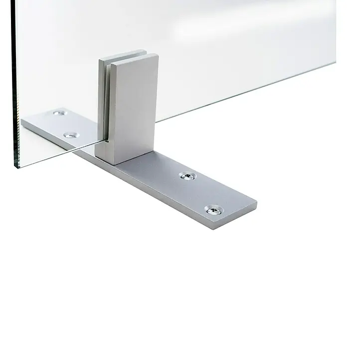 Room Plaza Standfuß - 200 x 40 mm, Silber, Passend für: Room Plaza Hygieneschutzglas - Nahaufnahme eines Glasregalhalters aus Aluminium, der an einer weißen Oberfläche befestigt ist und ein klares Glasregal hält.
