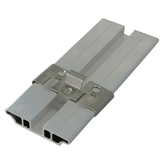 Kovalex Alu-Unterkonstruktion - 250 x 6,2 x 1,2 cm, Aluminium - Nahaufnahme eines Aluminiumprofils mit Metallklammern, das die Konstruktion und das Design des Produkts hervorhebt.