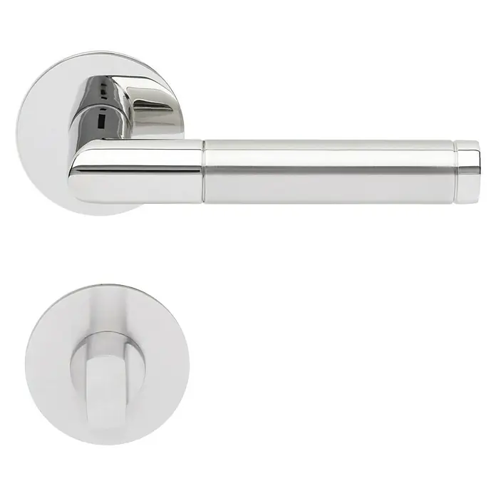 Diamond Doors Design WC-Drückergarnitur WC Oregon - Schlitzkopf/Olive, Edelstahl - Nahaufnahme einer glänzenden, verchromten Türklinke und eines Drehknaufs mit einem modernen, minimalistischen Design.