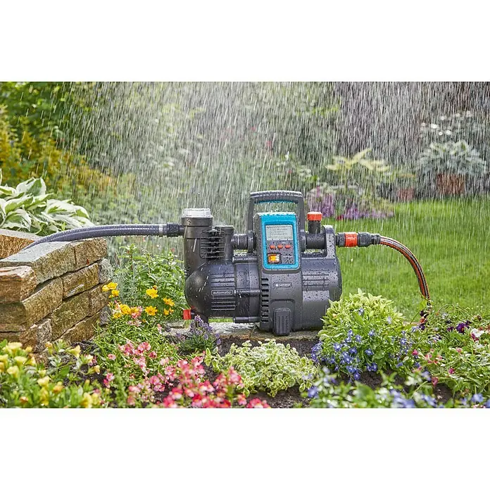 Gardena Hauswasserautomat 5000/5 LCD - 1.300 W, 5.000 l/h, 5 bar - Gardena Hauswasserautomat im Betrieb, umgeben von Blumen und Grün, zeigt seine Funktionalität und Effizienz.