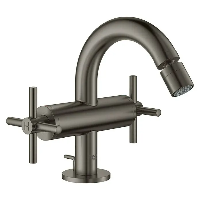 Grohe Atrio Bidetarmatur - Kreuzgriff, Hard Graphite, Matt - Ein eleganter, dunkler Grohe-Wasserhahn mit kreuzförmigen Griffen und gebogenem Auslauf, der jedem Badezimmer einen Hauch von Luxus verleiht.