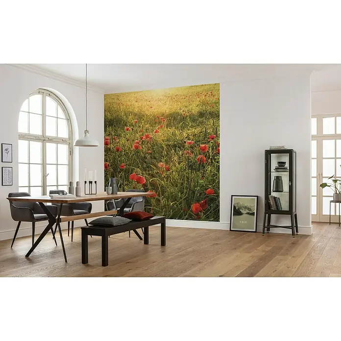 Komar Stefan Hefele Edition 2 Fototapete Poppy World - 5 -tlg., B x H: 250 x 280 cm, Vlies - Ein Esszimmer mit einem Holztisch, Stühlen und einer Bank vor einer Fototapete mit Mohnblumenfeld.