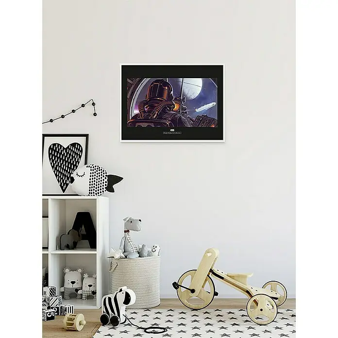 Komar Star Wars Poster RMQ TIE-Fighter Pilot - Star Wars, B x H: 50 x 40 cm - Ein gerahmtes Star Wars-Poster mit dem Bild eines Piloten in seinem Cockpit, das eine ferne Raumstation zeigt, ziert die Wand in einem Kinderzimmer.