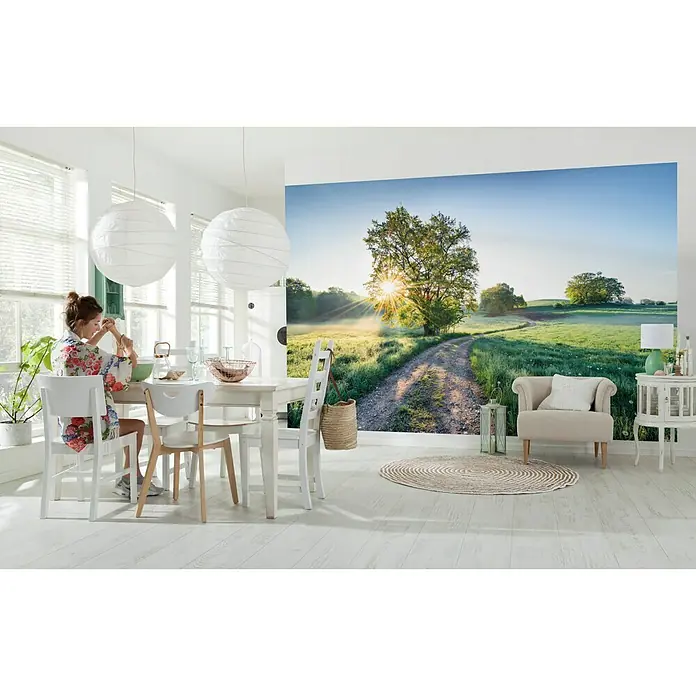 Komar Stefan Hefele Edition 1 Fototapete A New Day in Paradise - 4 -tlg., B x H: 400 x 250 cm, Vlies - Das Fototapeten-Design zeigt eine malerische Landschaft mit einem Weg und einem sonnendurchfluteten Baum, der eine ruhige Atmosphäre schafft.
