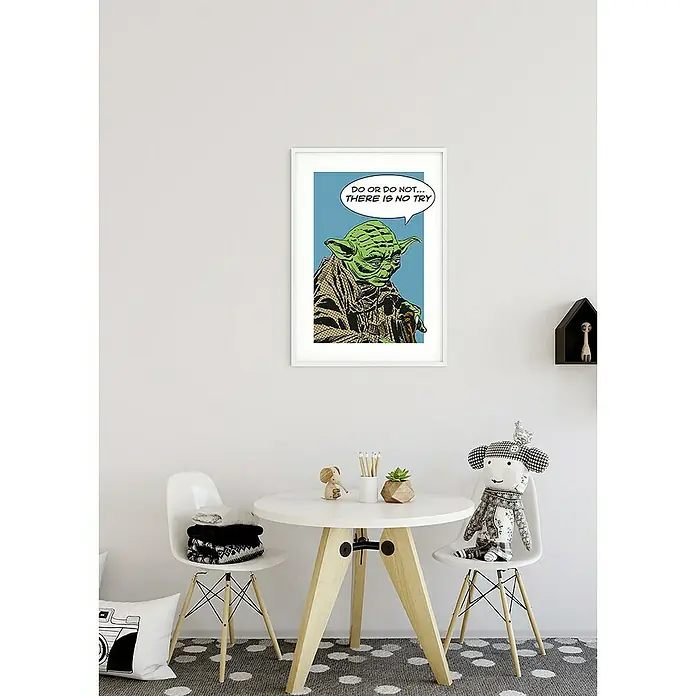 Komar Star Wars Poster Comic Quote Yoda - Star Wars, B x H: 50 x 70 cm - Yoda-Kunstdruck in Weiß gerahmt, hängt an einer weißen Wand über einem Kindertisch und Stühlen. Perfekt für kleine Star Wars Fans!