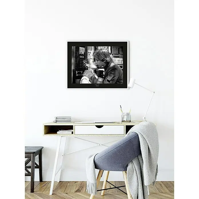 Komar Star Wars Poster Leia Han Kiss Quote - Star Wars, B x H: 40 x 30 cm - Das Star Wars-Poster ist ein echter Hingucker über dem Schreibtisch. Der Schwarzweiß-Druck fängt einen ikonischen Filmmoment ein.