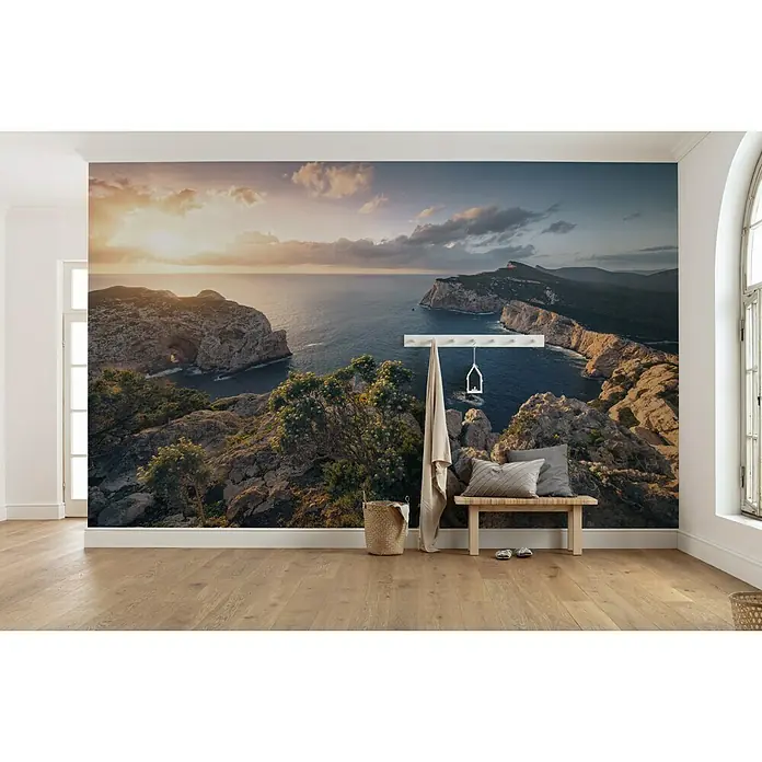Komar Stefan Hefele Edition 2 Fototapete Mediterranes Spektakel - 9 -tlg., B x H: 450 x 280 cm, Vlies - Ein Zimmer mit einer Fototapete, die eine Küstenlandschaft zeigt. Die Tapete dominiert den Raum und erzeugt eine beeindruckende Atmosphäre.