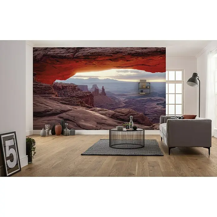 Komar Stefan Hefele Edition 2 Fototapete Mesa Arch - 9 -tlg., B x H: 450 x 280 cm, Vlies - Wohnzimmer mit einer Wandtapete mit einem atemberaubenden Blick auf einen Canyon durch einen Felsbogen.