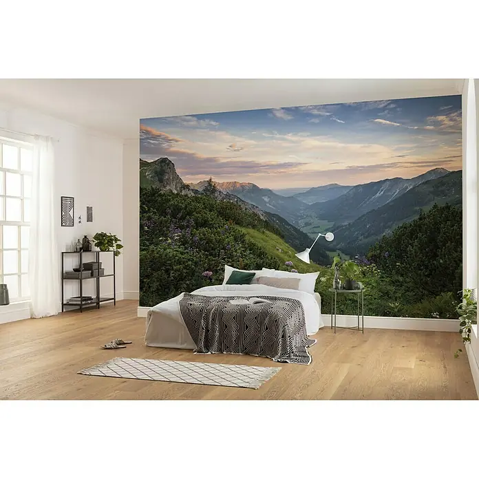 Komar Stefan Hefele Edition 2 Fototapete Naturpark Allgäuer Hochalpen - 9 -tlg., B x H: 450 x 280 cm, Vlies - Schlafzimmer mit Fototapete einer Berglandschaft. Die Tapete zeigt eine idyllische Szene und verleiht dem Raum eine natürliche Atmosphäre.