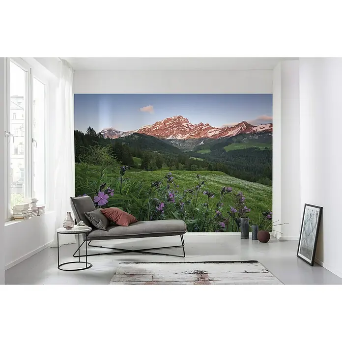 Komar Stefan Hefele Edition 2 Fototapete Pictures Que Switzerland - 9 -tlg., B x H: 450 x 280 cm, Vlies - Ein elegantes Interieur mit einer beeindruckenden Fototapete von einer Berglandschaft, die dem Raum eine natürliche und ruhige Atmosphäre verleiht.
