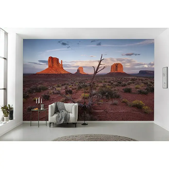 Komar Stefan Hefele Edition 2 Fototapete Wild West Heroes - 9 -tlg., B x H: 450 x 280 cm, Vlies - Wandtapete mit Wüstenlandschaft, die ein Zimmer mit Sessel, Tisch und Teppich ziert. Natur pur für Ihr Zuhause.