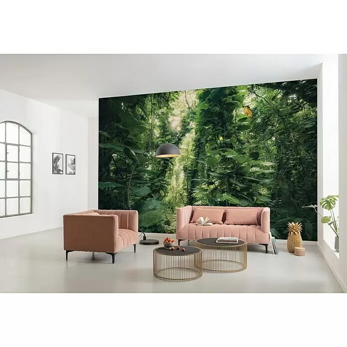 Komar Stefan Hefele Edition 2 Fototapete Green Leaves - 9 -tlg., B x H: 450 x 280 cm, Vlies - Fototapete mit tropischem Dschungelmotiv an einer Wohnzimmerwand, ergänzt durch pinkfarbene Samtmöbel.