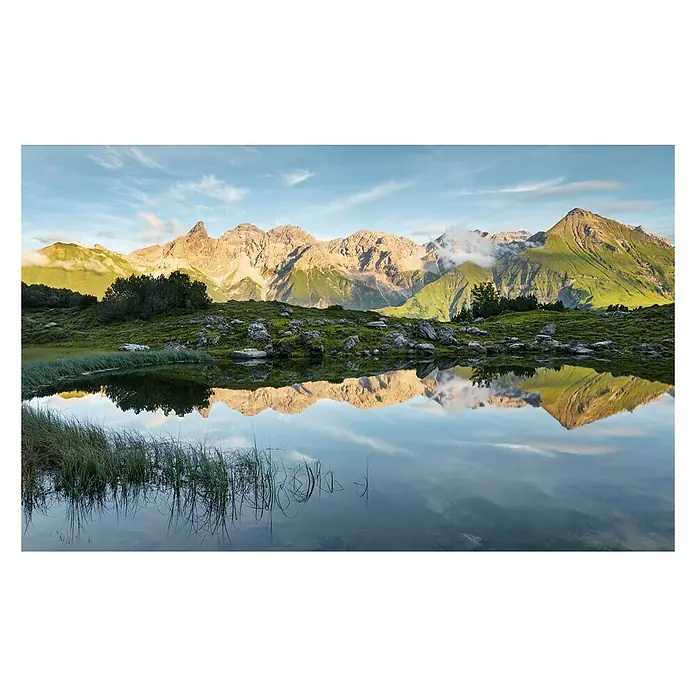 Komar Stefan Hefele Edition 2 Fototapete Allgäu Spiegel - 9 -tlg., B x H: 450 x 280 cm, Vlies - Malerische Berglandschaft mit ruhigem See, der die Gipfel und den Himmel reflektiert. Ideal für Naturliebhaber und Wanderer.