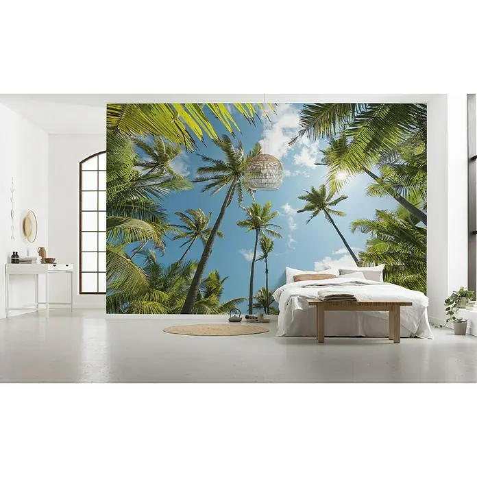 Komar Stefan Hefele Edition 2 Fototapete Coconut Heaven - 9 -tlg., B x H: 450 x 280 cm, Vlies - Ein Schlafzimmer mit einer Fototapete, die einen Blick in einen tropischen Himmel durch Palmen zeigt. Das verleiht dem Raum ein entspannendes Flair.