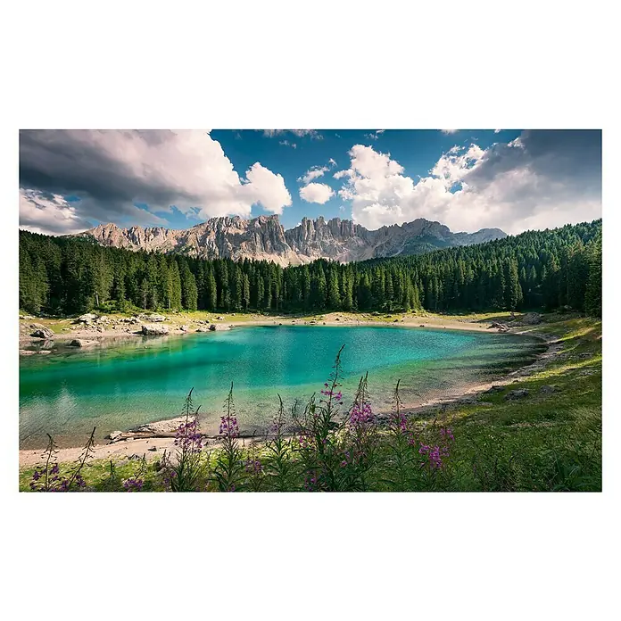 Komar Stefan Hefele Edition 2 Fototapete Dolomiten Juwel - 9 -tlg., B x H: 450 x 280 cm, Vlies - Malerischer Blick auf den Karersee mit dem klaren, türkisfarbenen Wasser, umgeben von Wald und den Dolomiten im Hintergrund.