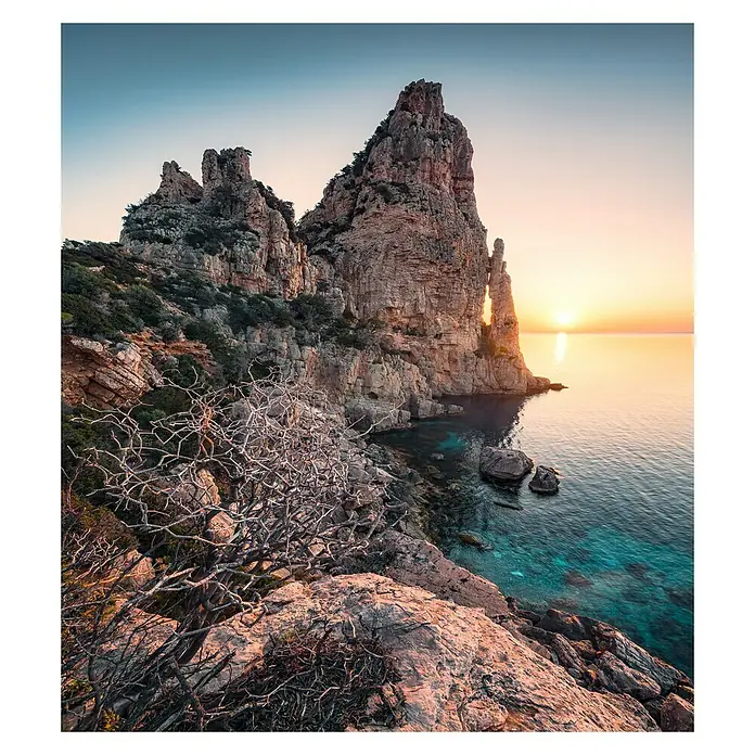 Komar Stefan Hefele Edition 2 Fototapete Colors of Sardegna - 5 -tlg., B x H: 250 x 280 cm, Vlies - Küstenlandschaft mit Felsen und Meer bei Sonnenaufgang.