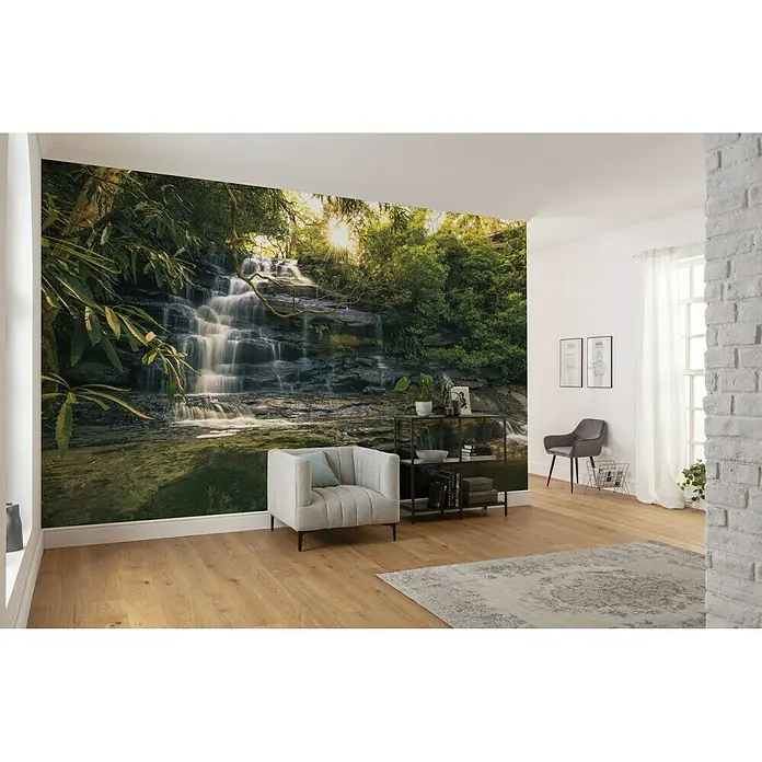 Komar Stefan Hefele Edition 2 Fototapete Golden Falls - 9 -tlg., B x H: 450 x 280 cm, Vlies - Wandbild mit einem Wasserfall in einem Wohnzimmer, das eine beruhigende und natürliche Atmosphäre schafft. Das Design fügt sich nahtlos in den Raum ein.