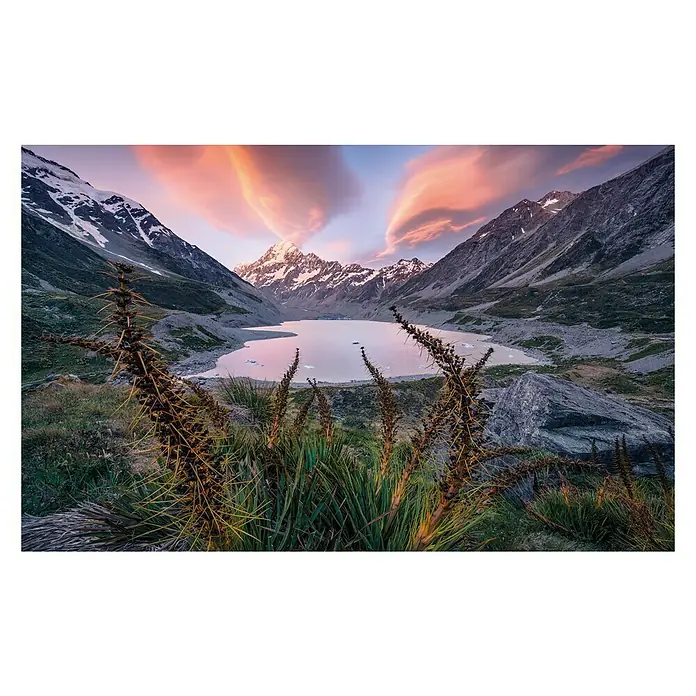 Komar Stefan Hefele Edition 2 Fototapete Momentum Lord of the Mountain - 9 -tlg., B x H: 450 x 280 cm, Vlies - Malerische Aussicht auf einen Bergsee bei Sonnenaufgang, umrahmt von schneebedeckten Gipfeln und üppiger Vegetation.
