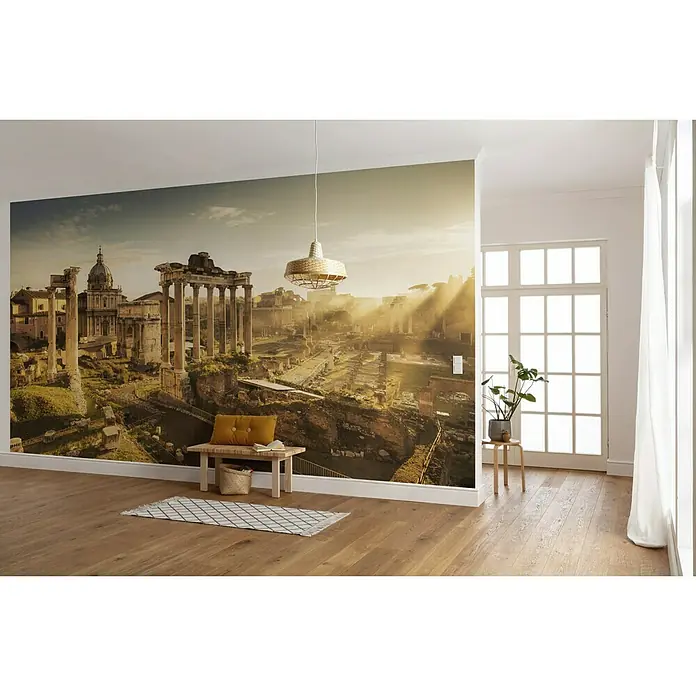 Komar Stefan Hefele Edition 2 Fototapete Forum Romanum - 10 -tlg., B x H: 500 x 280 cm, Vlies - Ein Zimmer mit einer Fototapete der Ruinen des Forum Romanum mit einem Holzboden, einer Bank und einem Teppich.