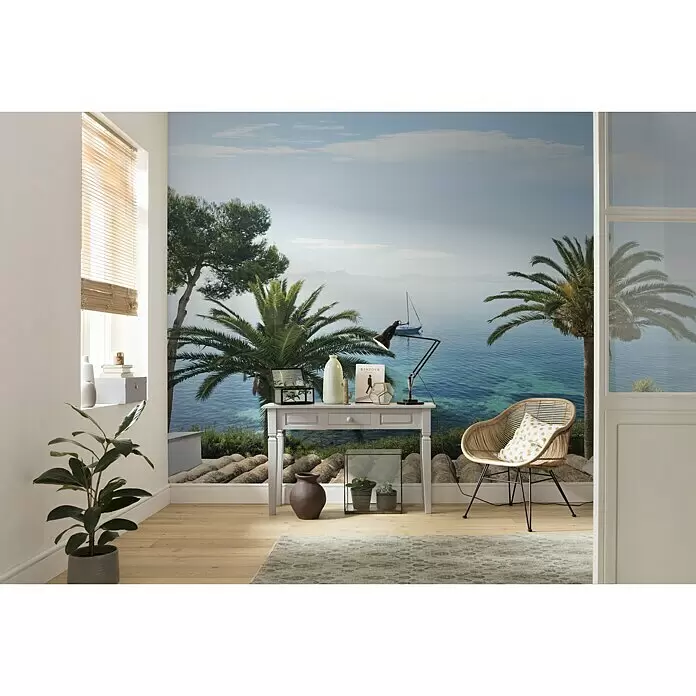 Komar Stefan Hefele Edition 2 Fototapete Paradise View - 9 -tlg., B x H: 450 x 280 cm, Vlies - Ein Zimmer mit einem atemberaubenden Wandbild einer Küstenszene mit Palmen, blauem Meer und Segelboot. Mit Schreibtisch und Stuhl.
