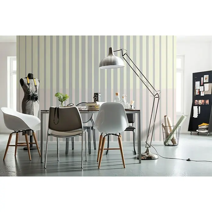 Komar Pure Fototapete Lamello Mezzo - 4 -tlg., B x H: 400 x 250 cm, Vlies - Einrichtungsidee mit Esstisch, Stühlen, Stehlampe, Schneiderpuppe, Memoboard und Deko-Elementen vor einer gestreiften Tapete.