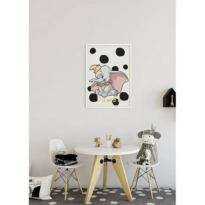 Komar Disney Edition 4 Poster Dumbo Dots - Disney, B x H: 40 x 50 cm - Kinderzimmer mit Dumbo-Wandkunst. Ein gerahmtes Dumbo-Poster hängt über einem Tisch und Stühlen in einem verspielten Kinderzimmer, das Freude ausstrahlt.