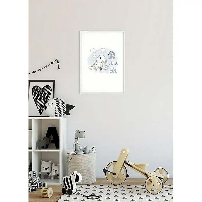 Komar Disney Edition 4 Poster 101 Dalmatiner Bedtime - Disney, B x H: 50 x 70 cm - Eine charmante Wandkunst "Zeit fürs Bett"-Illustration für Kinderzimmer, gerahmt in Weiß, umgeben von Spielzeugen und dekorativen Elementen.
