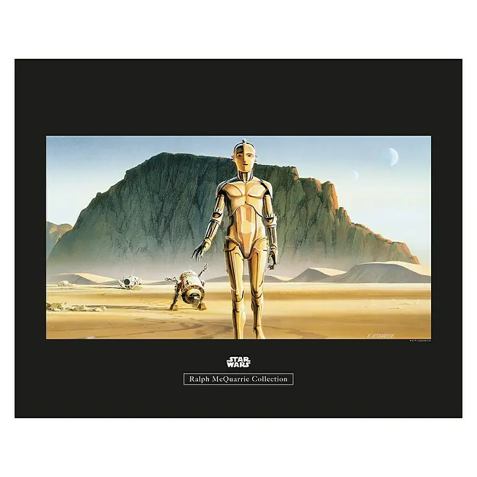 Komar Star Wars Poster RMQ Droids - Star Wars, B x H: 50 x 40 cm - Star Wars Ralph McQuarrie Kollektion: Goldfarbener C-3PO Roboter und ein kleiner rollender Droide auf einer Sandebene mit einem Berg im Hintergrund.
