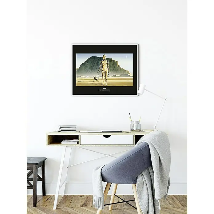Komar Star Wars Poster RMQ Droids - Star Wars, B x H: 70 x 50 cm - Gerahmtes Star Wars Kunstdruck-Poster mit C-3PO und R2-D2 in einer minimalistischen Büroumgebung, eine Hommage an Ralph McQuarrie.