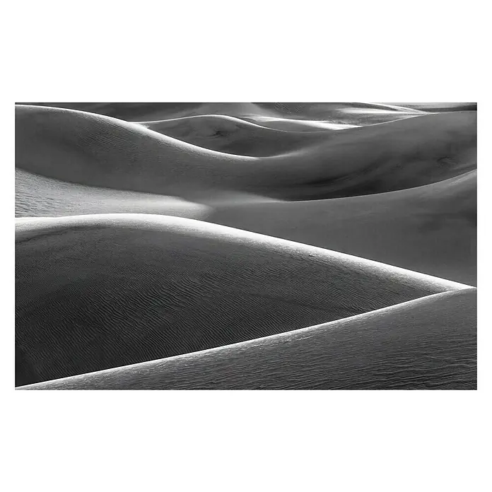 Komar Stefan Hefele Edition 2 Fototapete Wüstenarchitektur - 9 -tlg., B x H: 450 x 280 cm, Vlies - Schwarz-Weiß-Fotografie von Sanddünen, die die sanften Formen und Texturen der Wüste hervorhebt. Ein fesselndes Bild, das die Schönheit der Natur einfängt.