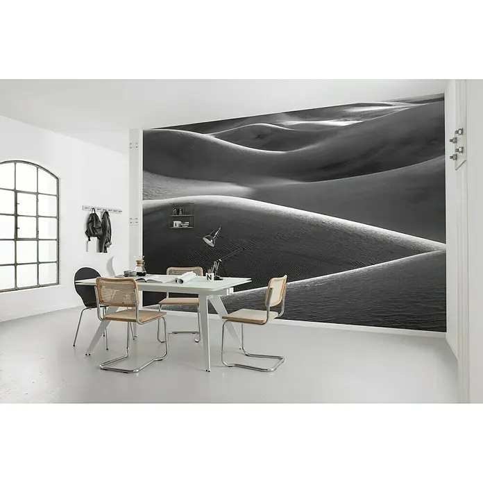 Komar Stefan Hefele Edition 2 Fototapete Wüstenarchitektur - 9 -tlg., B x H: 450 x 280 cm, Vlies - Ein modernes Esszimmer mit einem Tisch, Stühlen und einer beeindruckenden Fototapete mit Dünenlandschaft, die eine beruhigende Atmosphäre schafft.