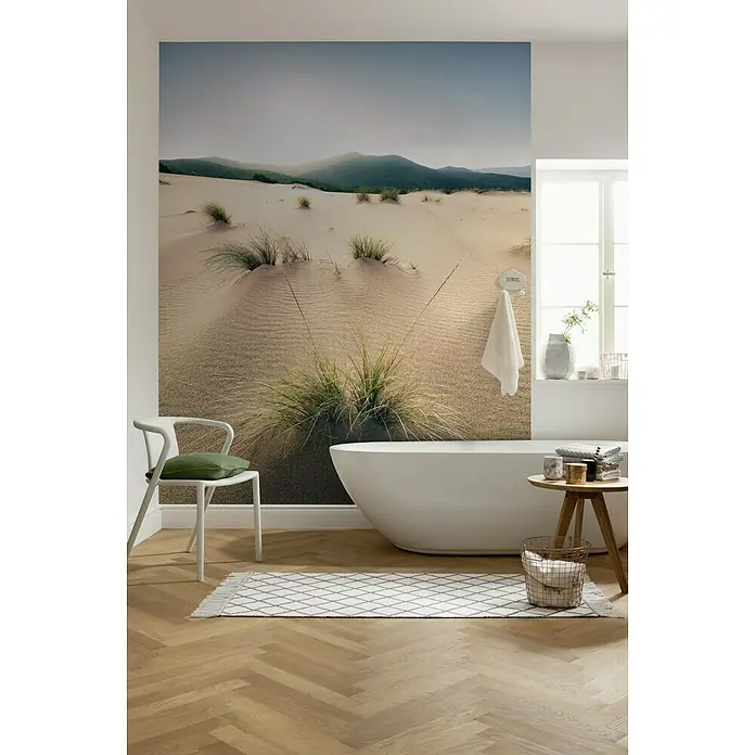 Komar Stefan Hefele Edition 2 Fototapete Vivid Dunes - 4 -tlg., B x H: 200 x 280 cm, Vlies - Ein modernes Badezimmer mit einer freistehenden Badewanne, einem gemusterten Teppich und einem Wandbild einer Dünenlandschaft.