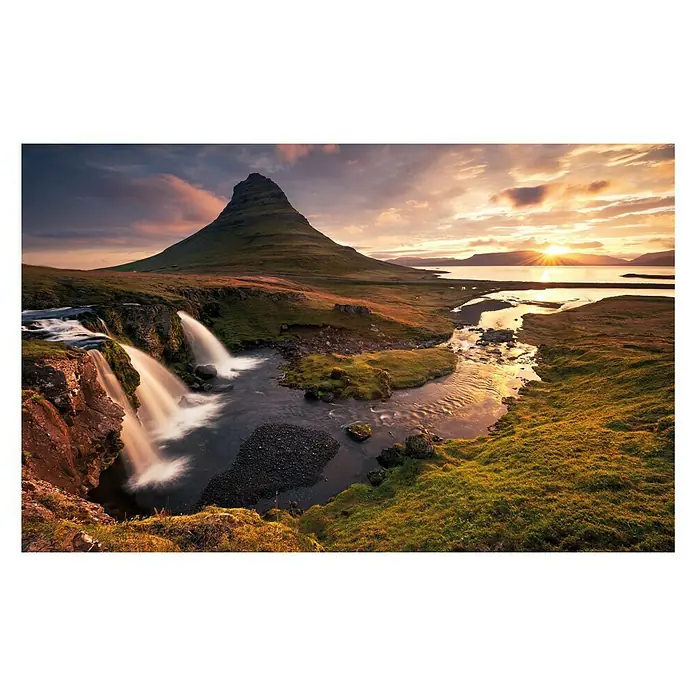 Komar Stefan Hefele Edition 2 Fototapete Guten Morgen auf Isländisch - 8 -tlg., B x H: 400 x 250 cm, Vlies - Malerische Landschaft mit Wasserfällen, Bergen und Sonnenuntergang, die die natürliche Schönheit der Region hervorhebt.