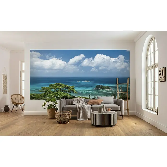 Komar Stefan Hefele Edition 2 Fototapete The Sea View - 8 -tlg., B x H: 400 x 250 cm, Vlies - Ein stilvolles Wohnzimmer mit einer Fototapete, die eine malerische Insellandschaft zeigt. Die Tapete bringt Urlaubsstimmung in den Raum.