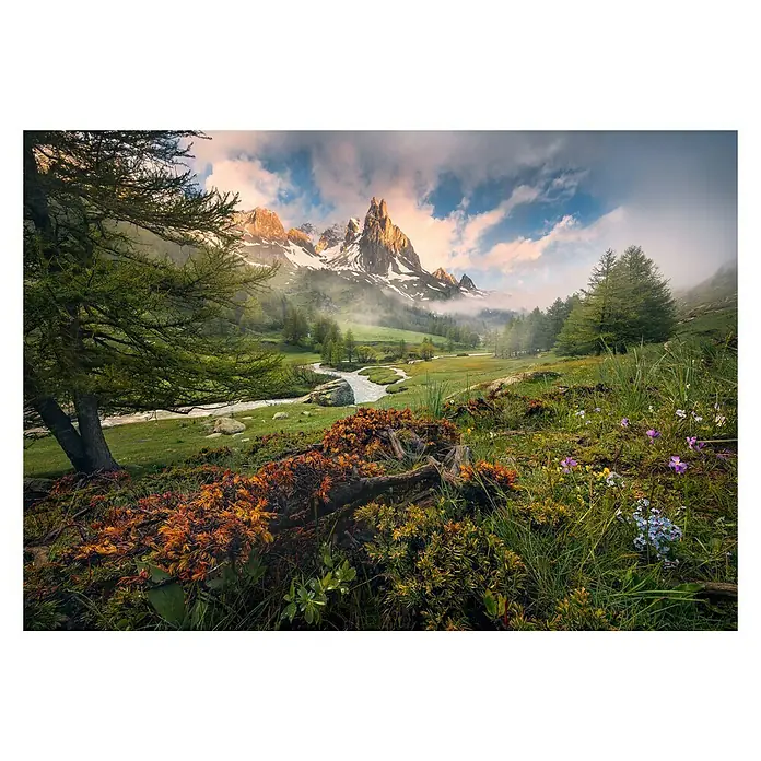 Komar Stefan Hefele Edition 2 Fototapete Last Paradise - 8 -tlg., B x H: 400 x 280 cm, Vlies - Malerische Landschaft mit Bergen, einem Fluss und bunten Blumen im Vordergrund. Ideal für Naturliebhaber und Wanderfreunde.