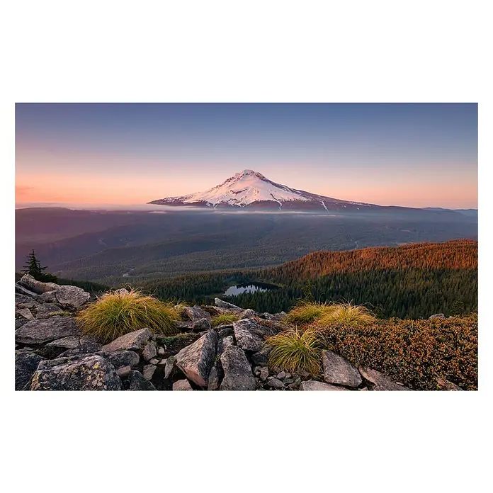Komar Stefan Hefele Edition 2 Fototapete Kingdom of a Mountain - 9 -tlg., B x H: 450 x 280 cm, Vlies - Das Panorama zeigt den schneebedeckten Mount Hood bei Sonnenaufgang, umgeben von Wäldern und einem kleinen See. Die Felsen im Vordergrund betonen die Szenerie.