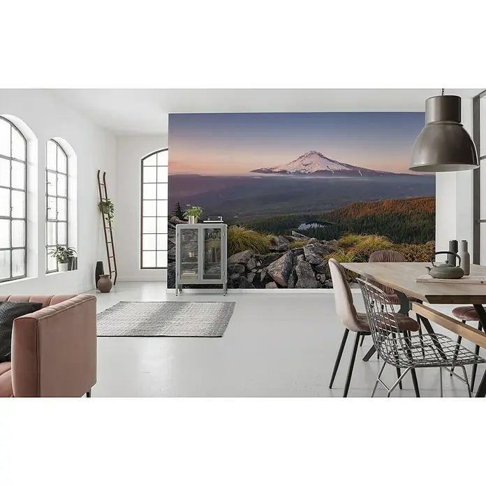 Komar Stefan Hefele Edition 2 Fototapete Kingdom of a Mountain - 9 -tlg., B x H: 450 x 280 cm, Vlies - Ein modernes Interieur mit einer Bergtapete, die die Natur ins Haus bringt. Elegante Möbel ergänzen das Panorama.