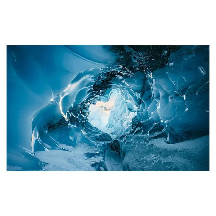 Komar Stefan Hefele Edition 2 Fototapete The Eye of the Glacier - 9 -tlg., B x H: 450 x 280 cm, Vlies - Eisgrotte: Ein faszinierender Tunnel aus blauem Eis mit Licht am Ende, der die Schönheit und Zerbrechlichkeit der Natur zeigt.