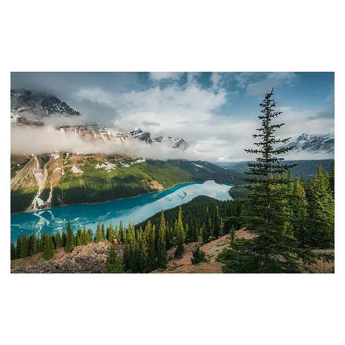 Komar Stefan Hefele Edition 2 Fototapete Wonderland Canada - 9 -tlg., B x H: 450 x 280 cm, Vlies - Atemberaubende Aussicht auf den türkisblauen See, umrahmt von grünen Wäldern und schneebedeckten Bergen unter einem bewölkten Himmel.