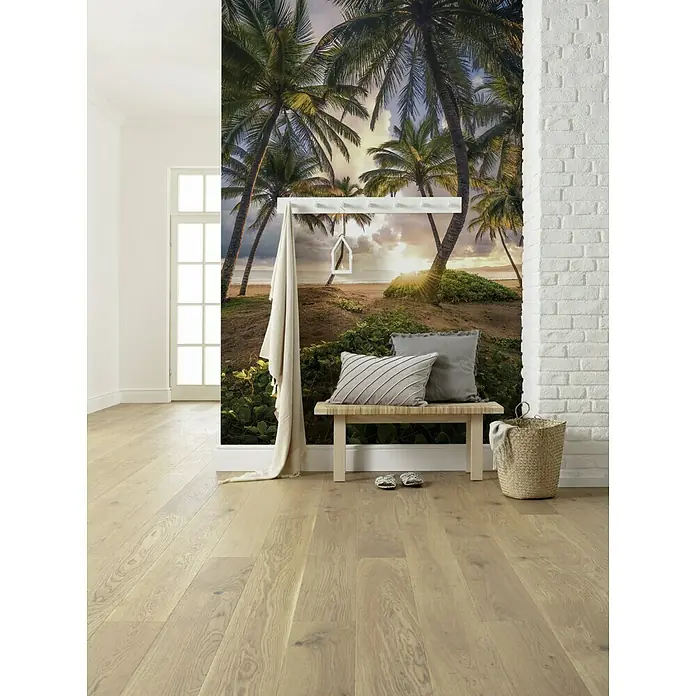 Komar Stefan Hefele Edition 2 Fototapete Vertical Paradise - 4 -tlg., B x H: 200 x 280 cm, Vlies - Bodenbelag in einem Zimmer mit gemusterter Tapete, einer Bank und einem Korb für ein helles und luftiges Ambiente.