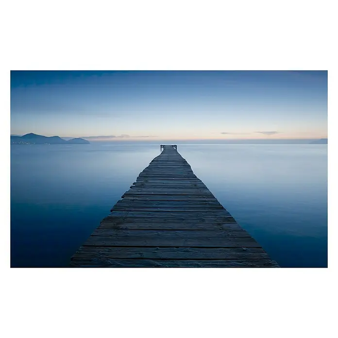 Komar Stefan Hefele Edition 2 Fototapete Infinity - 9 -tlg., B x H: 450 x 280 cm, Vlies - Ein langer Holzsteg erstreckt sich ins ruhige, blaue Meer unter einem sanften Himmel. Die friedliche Szene strahlt Ruhe und Gelassenheit aus.
