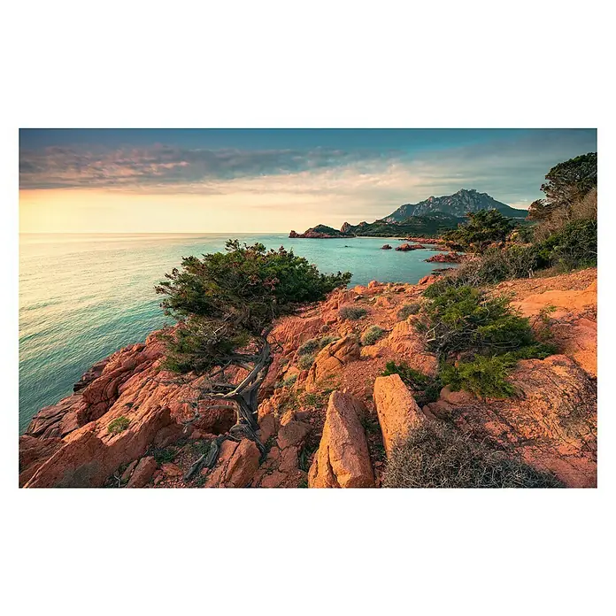 Komar Stefan Hefele Edition 2 Fototapete Paradiso II - 9 -tlg., B x H: 450 x 280 cm, Vlies - Malerische Landschaft mit rotbraunen Felsen, Meer und Bergen im Hintergrund, die natürliche Schönheit betont.