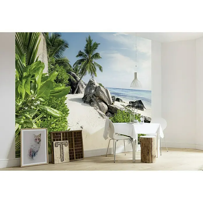 Komar Stefan Hefele Edition 2 Fototapete Tagträume - 9 -tlg., B x H: 450 x 280 cm, Vlies - Wandtapete mit Strandmotiv. Die Tapete zeigt eine tropische Küstenlandschaft mit Palmen, Felsen und weißem Sand, ideal für ein entspannendes Ambiente.