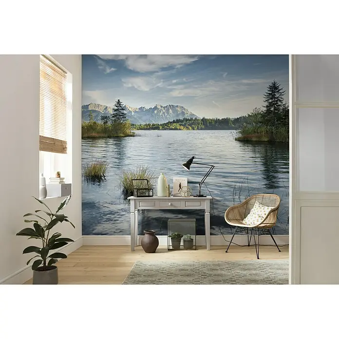 Komar Stefan Hefele Edition 2 Fototapete Am Ende des Tages - 6 -tlg., B x H: 300 x 280 cm, Vlies - Elegantes Interieur mit einer Fototapete, die eine ruhige Seeszene mit Bergen im Hintergrund zeigt, ergänzt durch moderne Möbel.
