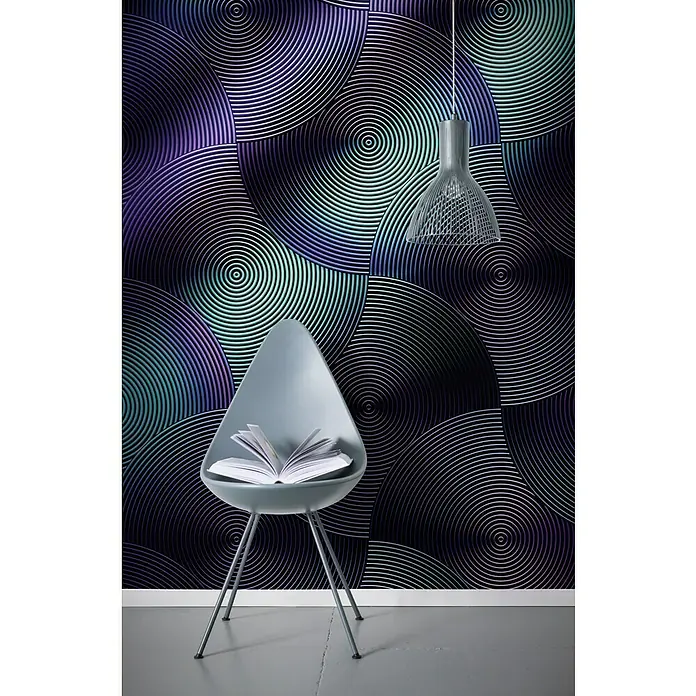 Komar Infinity Fototapete Mystic - 2 -tlg., B x H: 200 x 250 cm, Vlies - Das Bild zeigt eine moderne Inneneinrichtung mit einem stilvollen Stuhl und einer abstrakten, kreisförmigen Wandkunst, ergänzt durch eine minimalistische Lampe.