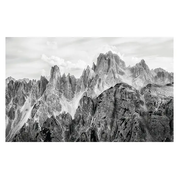 Komar Infinity Fototapete Peaks - 4 -tlg., B x H: 400 x 250 cm, Vlies - Schwarz-Weiß-Foto der schroffen Gebirgslandschaft, die eine dramatische und zeitlose Schönheit zeigt.