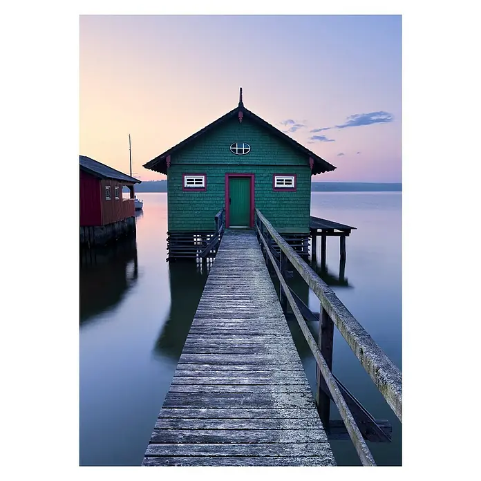 Komar Stefan Hefele Edition 2 Fototapete Das grüne Bootshaus - 4 -tlg., B x H: 200 x 280 cm, Vlies - Idyllische grüne Hütte am See, erreichbar über einen Holzsteg. Die ruhige Wasseroberfläche spiegelt die friedliche Atmosphäre des Ortes wider.