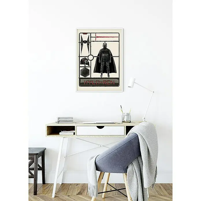 Komar Star Wars Poster Toy Kylo-Ren - Star Wars, B x H: 50 x 70 cm - Kylo Ren Star Wars Poster im weißen Rahmen an der Wand, das ideale Geschenk für jeden Star Wars Fan, der sein Interieur aufpeppen möchte.